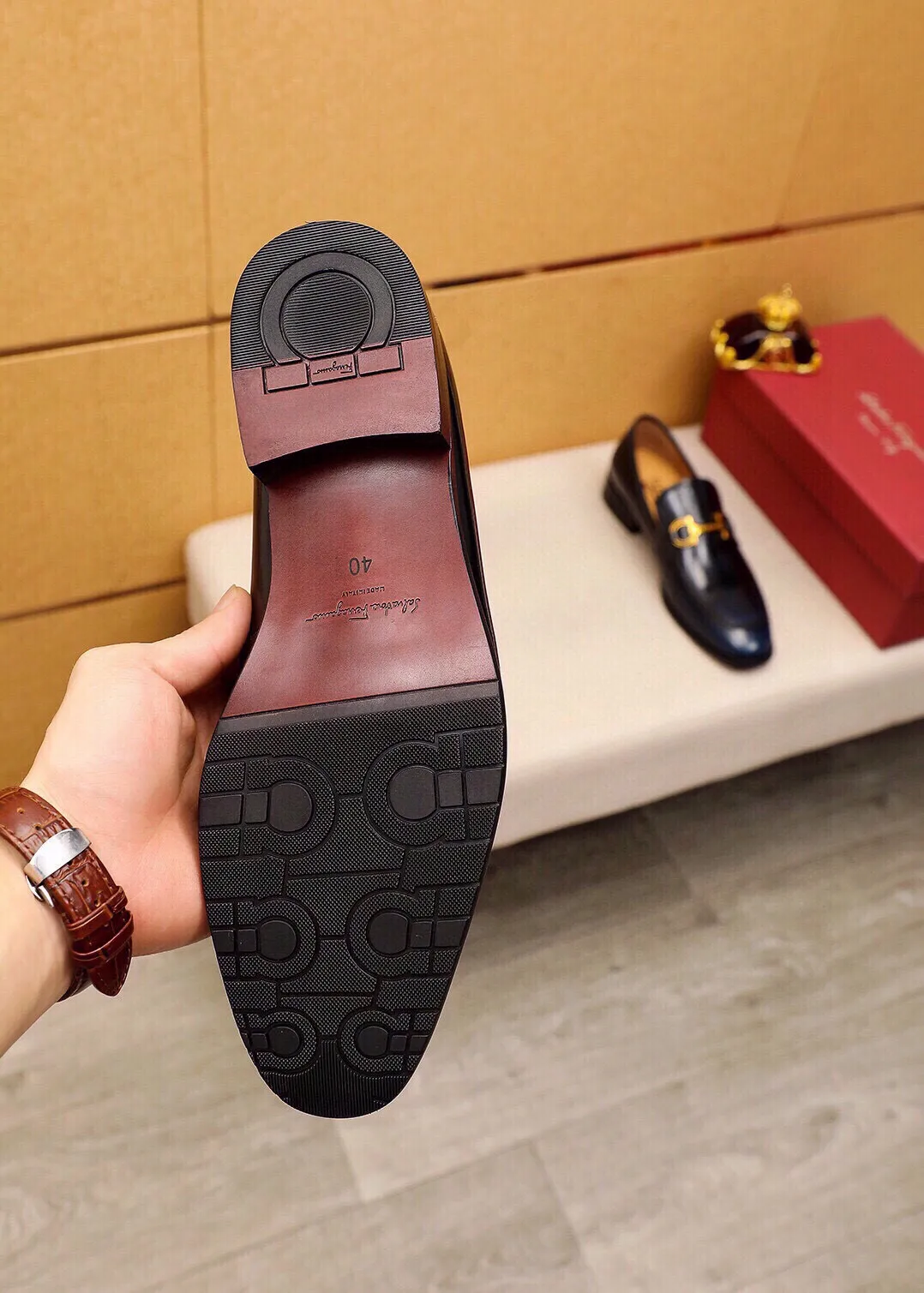 Men's shoes 💰520 💐 Product trademark: Ferragamo "Ferragamo" casual leather shoes Regular size: 38-44 (45🉑️customized) Product materials: Selected imported first-layer open-edge beaded cowhide upper + original hardware buckle, imported water-dyed cowhide leather lining. Strong three-dimensional visual effect, combined outsole Color: 3⃣️colors available